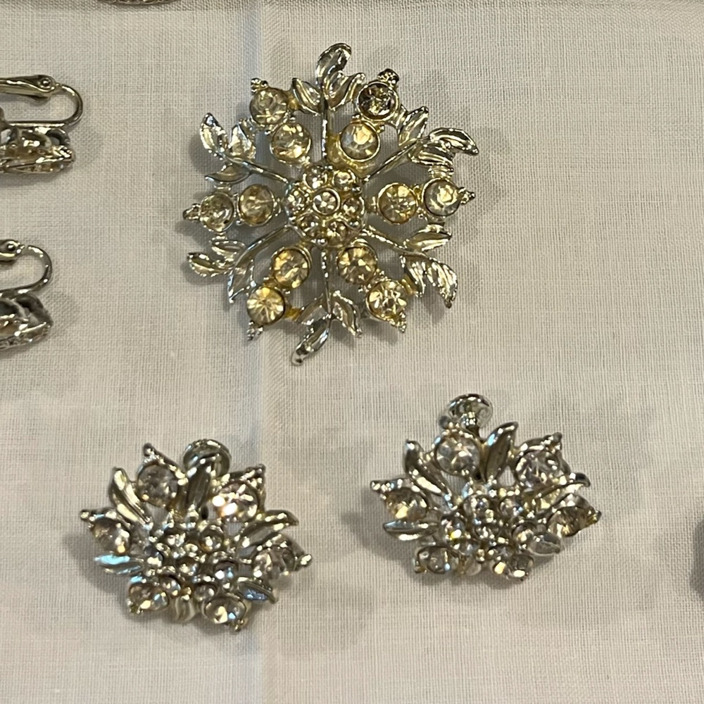 Vintage Silver Tone and Crystal Stones Brooch and Screw on Earrings set